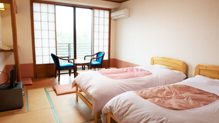 【禁煙】本館ベッド/1名～3名（8畳・バストイレ付）