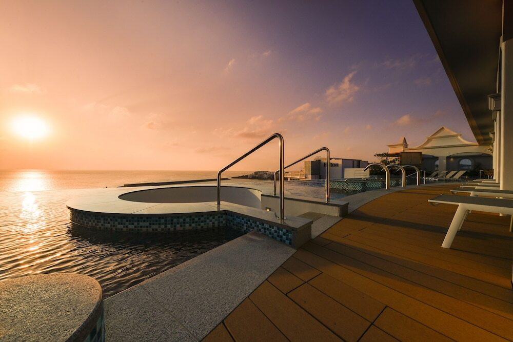 プールから見える北谷の夕日にうっとり♡約100種類の朝食ビュッフェも3360238