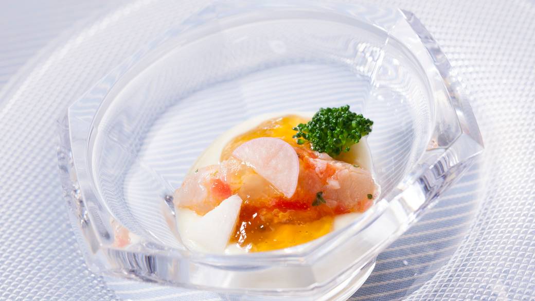 シェフ渾身の
フレンチディナーに舌鼓 / 4