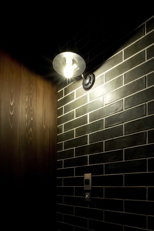 施設の正面 (日没後)