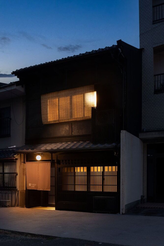 施設の正面 (日没後)