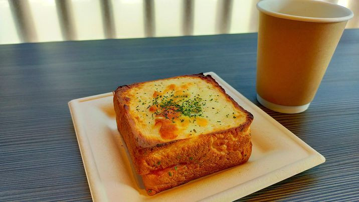 朝食はホテルでクロックムッシュや甘辛チキンフィレバーガー、コーヒーを買って「OMOベース」で。