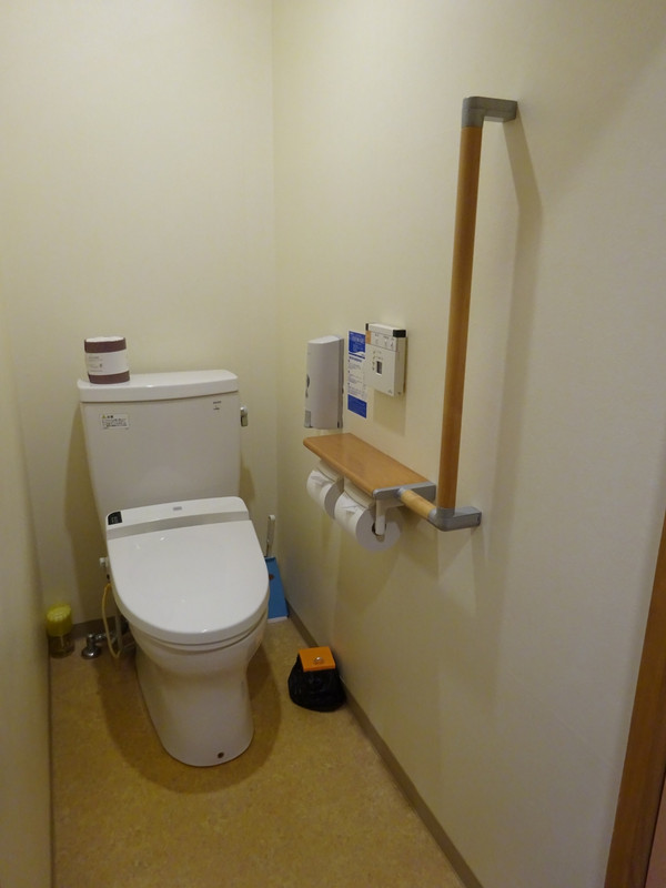 部屋に入ってすぐのところに、ウォシュレット付のきれいなトイレ