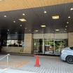 繁華街の一等地に位置する