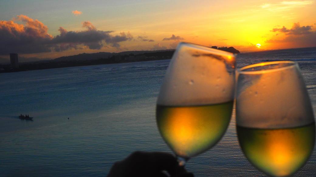 海を眺めながら
グラスを傾け乾杯 / 1