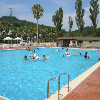 うさぎと遊んで夏季は屋外プールで大はしゃぎ4001232