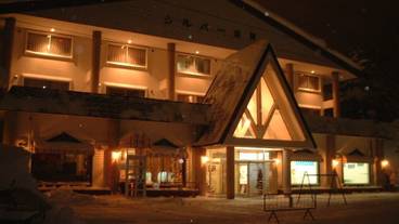 施設の正面 (日没後) / 1