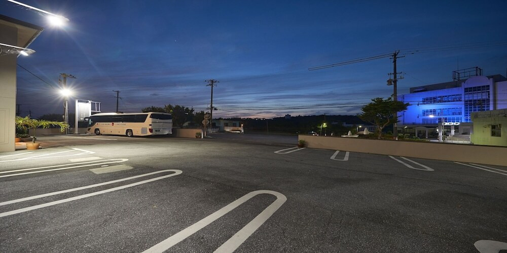 施設の正面 (日没後)