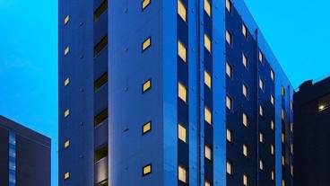 施設の正面 (日没後) / 3