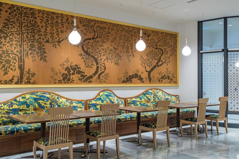 レストラン「庭の食卓・四季」の壁側席