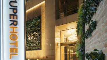 施設の正面 (日没後) / 4