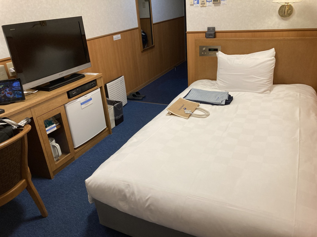 ベッドの足元が広く、大型のスーツケースが広げられます