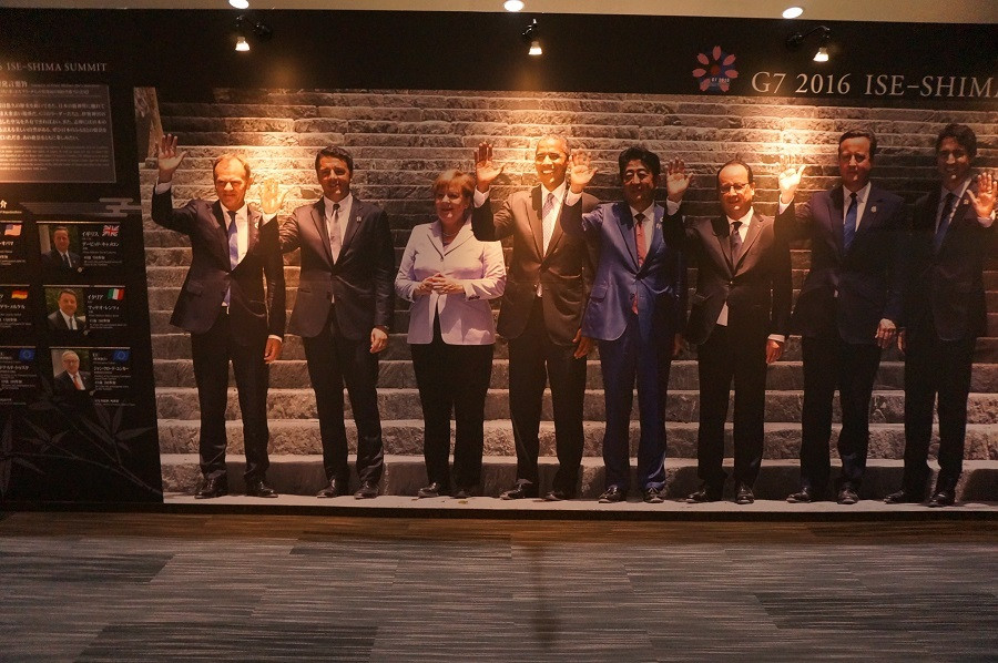 G7の首脳のパネルがお出迎え！あの丸いテーブルで記念撮影も！1306235