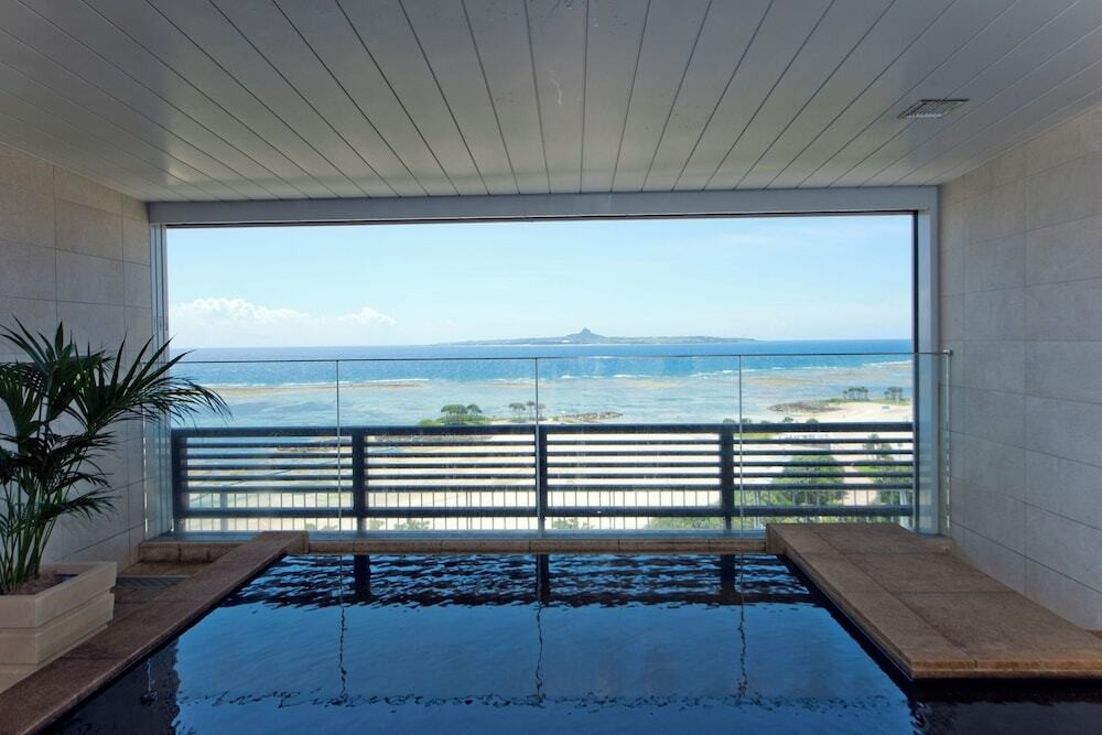 「美ら海水族館」が徒歩圏内！エメラルドビーチは年に一度のご褒美に4278489