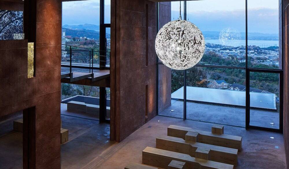 ロビーで輝く大巻伸嗣氏のアート / 1