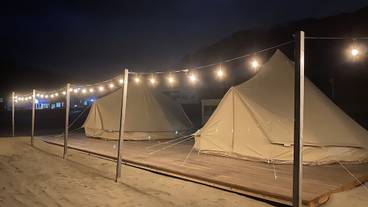 施設の正面 (日没後) / 1