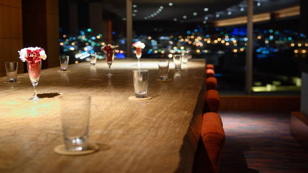 煌めく夜景とともに
バーでお酒を一杯 / 1