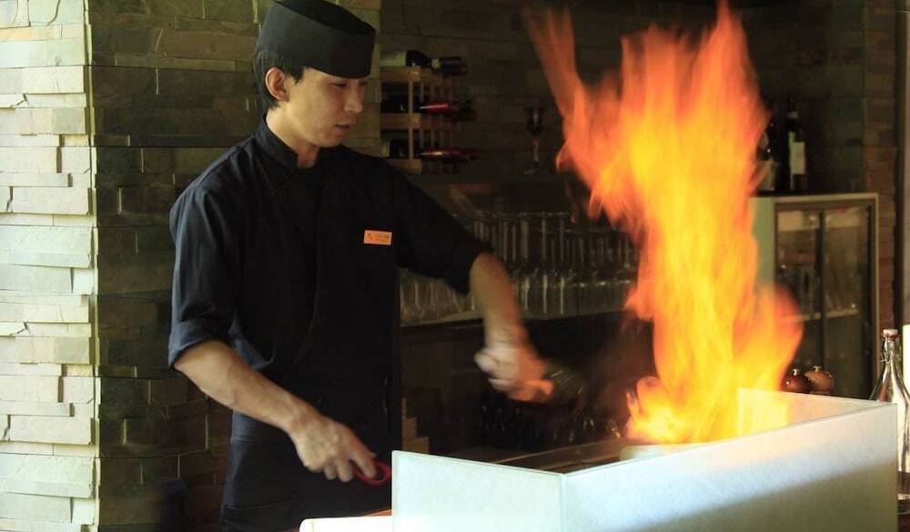 ライブキッチンで
創作和会席を味わう / 3