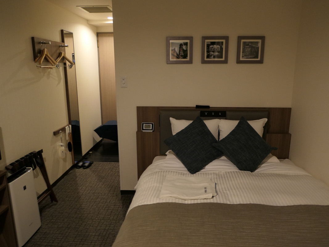 シングルでの利用で広めのベッド