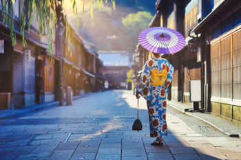 Kanazawa Higashi Chayamachi and a woman in a kimono