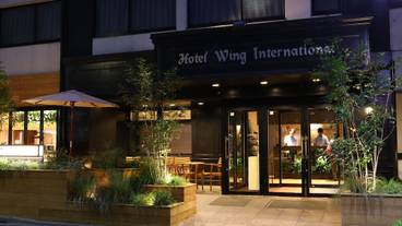 施設の正面 (日没後) / 4