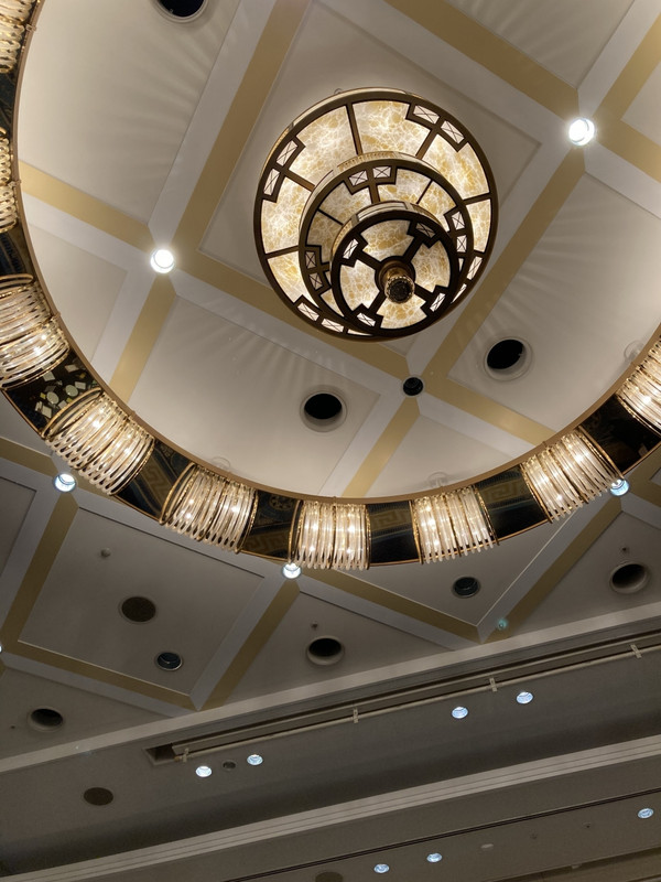 大広間の天井の照明ホテルかわ久もよく似た天井照明だったかなぁ