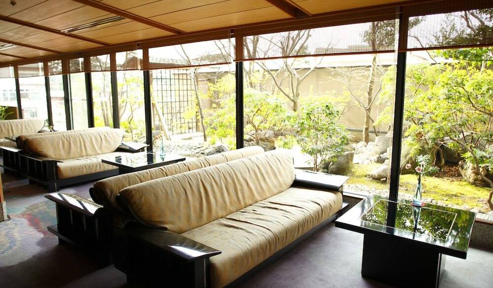 情緒たっぷりの
温泉宿にチェックイン / 2