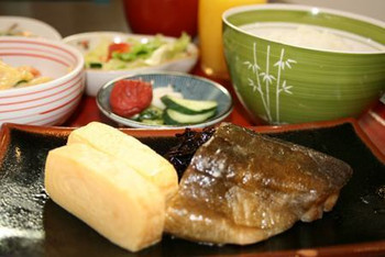 日が差し込む開放的なロビーでのんびりと3729120