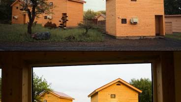 施設の正面 (日没後) / 4