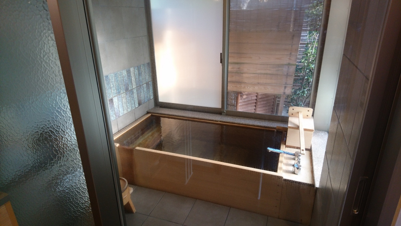 全室に源泉かけ流しの半露天風呂付き。創業1884年の老舗宿4254295