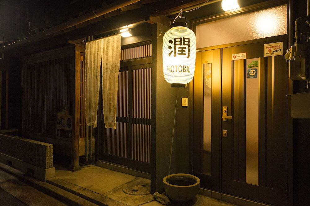 施設の正面 (日没後)