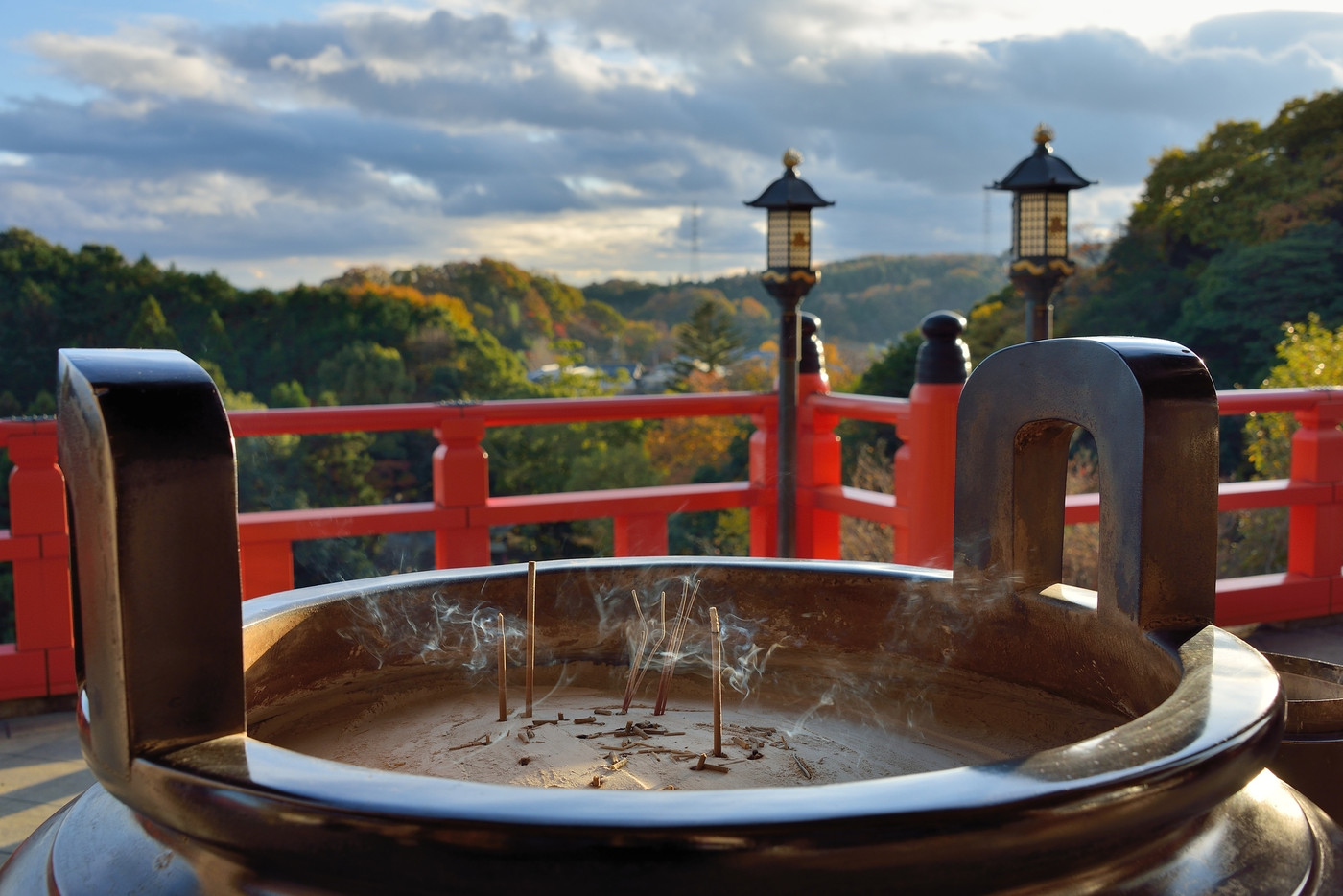 朝護孫寺からの眺望とお線香の煙