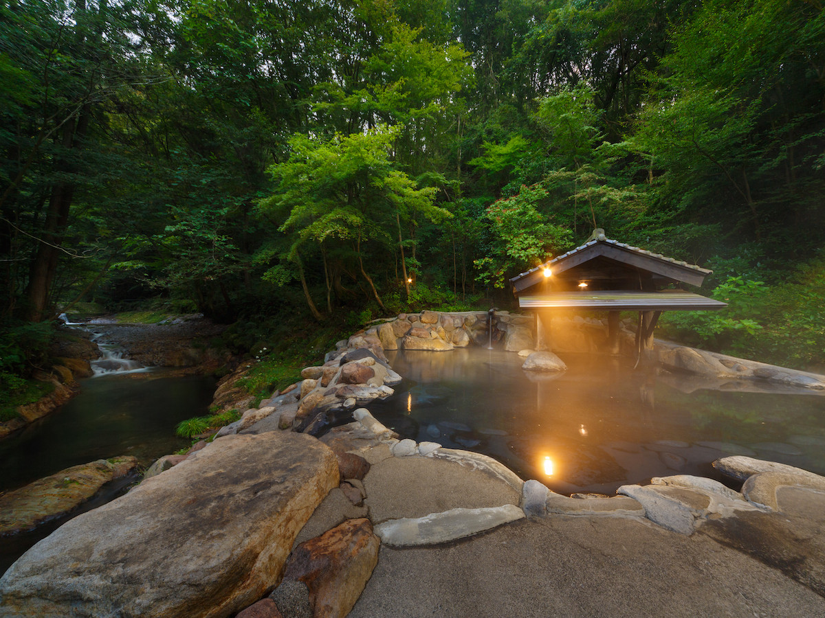 大自然の中でゆっくりと温泉に浸かる宿3654775