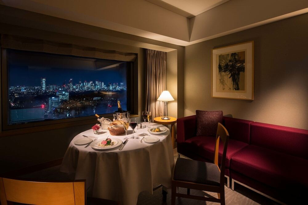 都心の高層階ホテルで彼と二人きりの休日を3405553