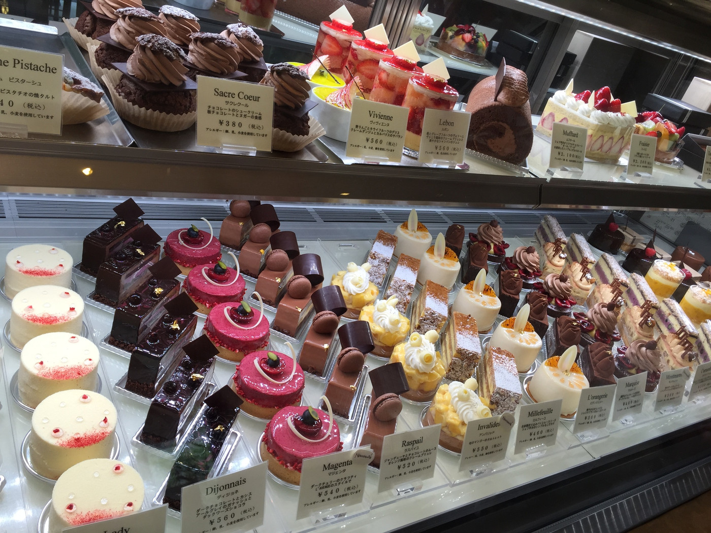 ケーキはどれも芸術的!631813
