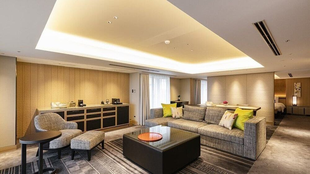 博多駅から徒歩約3分の好立地ホテルで優雅な時を4573433