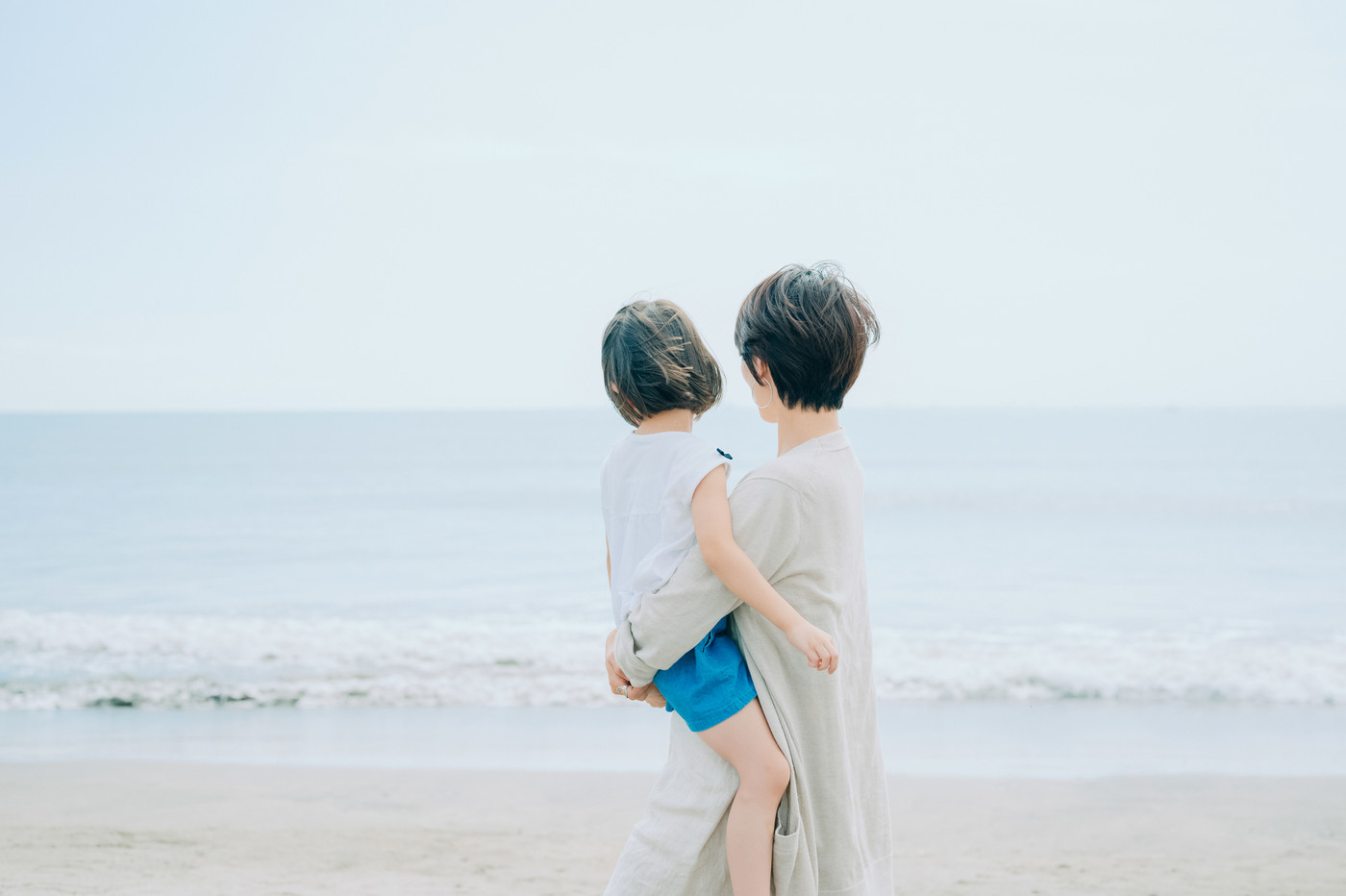 海水浴を楽しむ家族