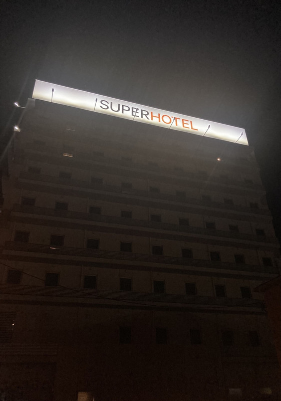 夜はヒッソリとしてます