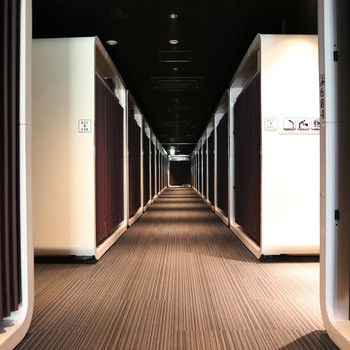 個室を備えた「カプセルホテル＆キャビン型ホテル」でお悩み解決！3481930