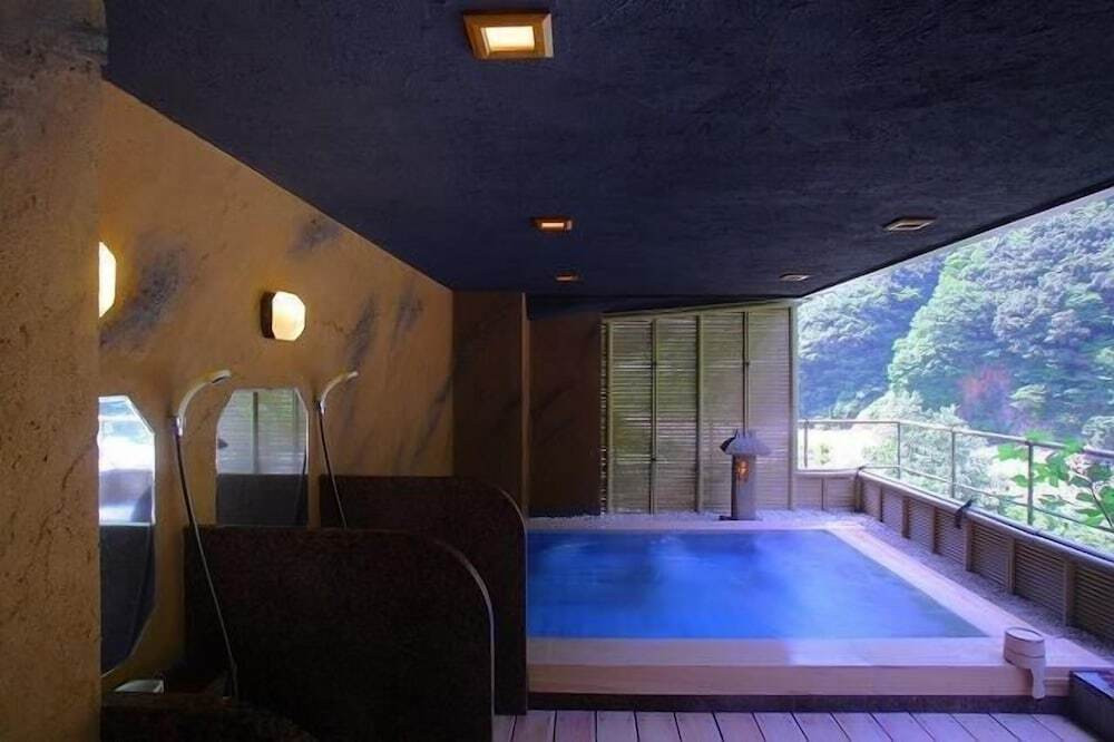 絵画のような絶景を望む露天風呂が自慢の老舗旅館3956332