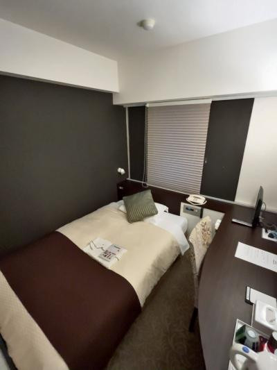 部屋のベッド写真。