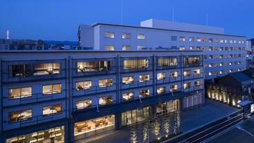 施設の正面 (日没後) / 2