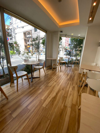 「ママのえらんだ元町ケーキ 元町本店」 内観 153407674 カフェスペース、セルフサービスで。