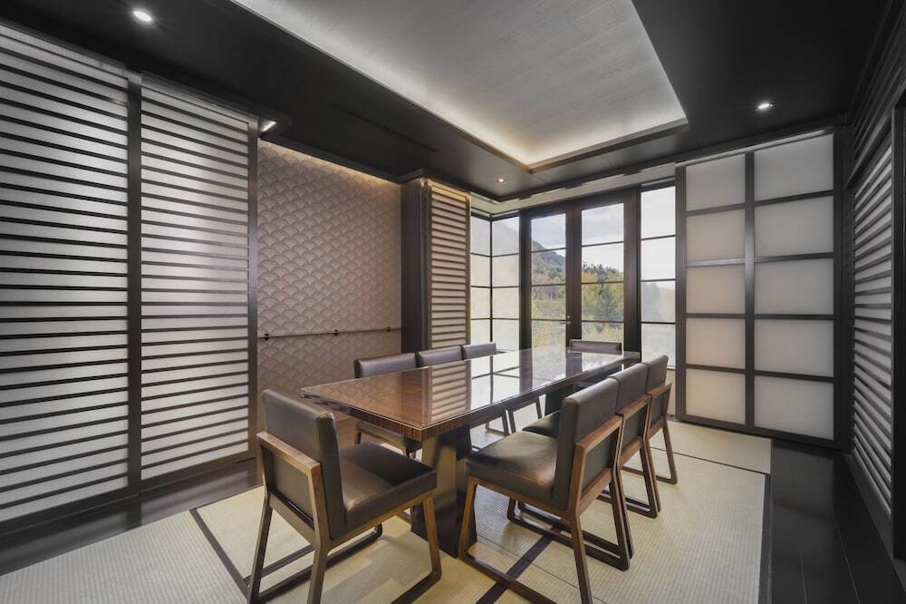 客室内のダイニングエリア