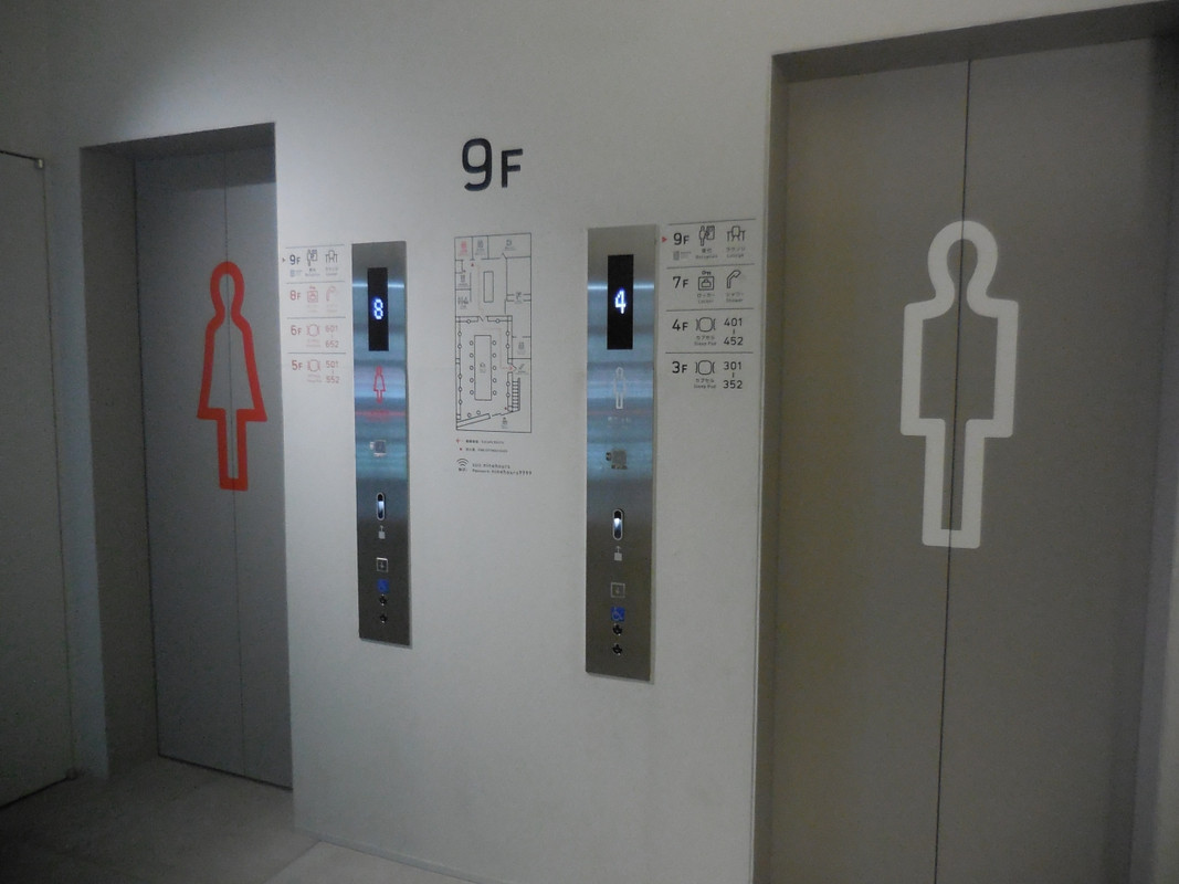 男女別のエレベーター。QRコードが必要です。