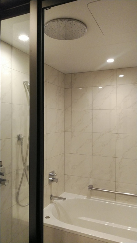 レインシャワーにイスもあります。