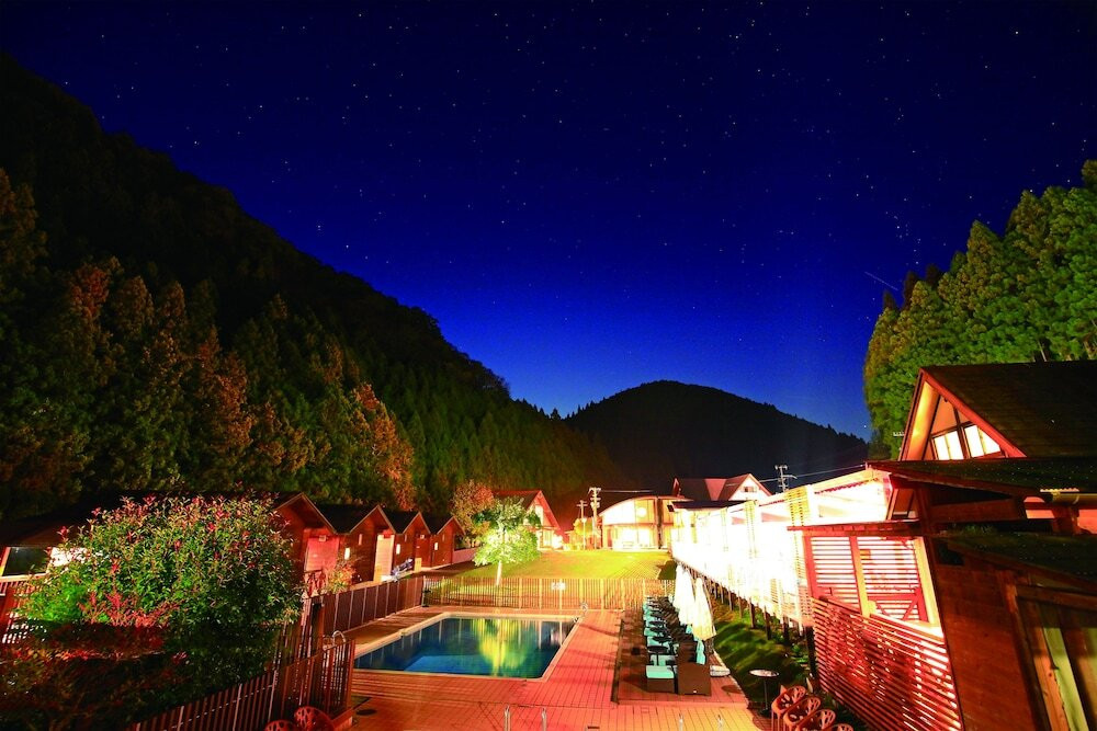 施設の正面 (日没後)