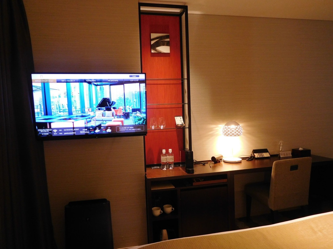 デスク周りは気持ち狭い…