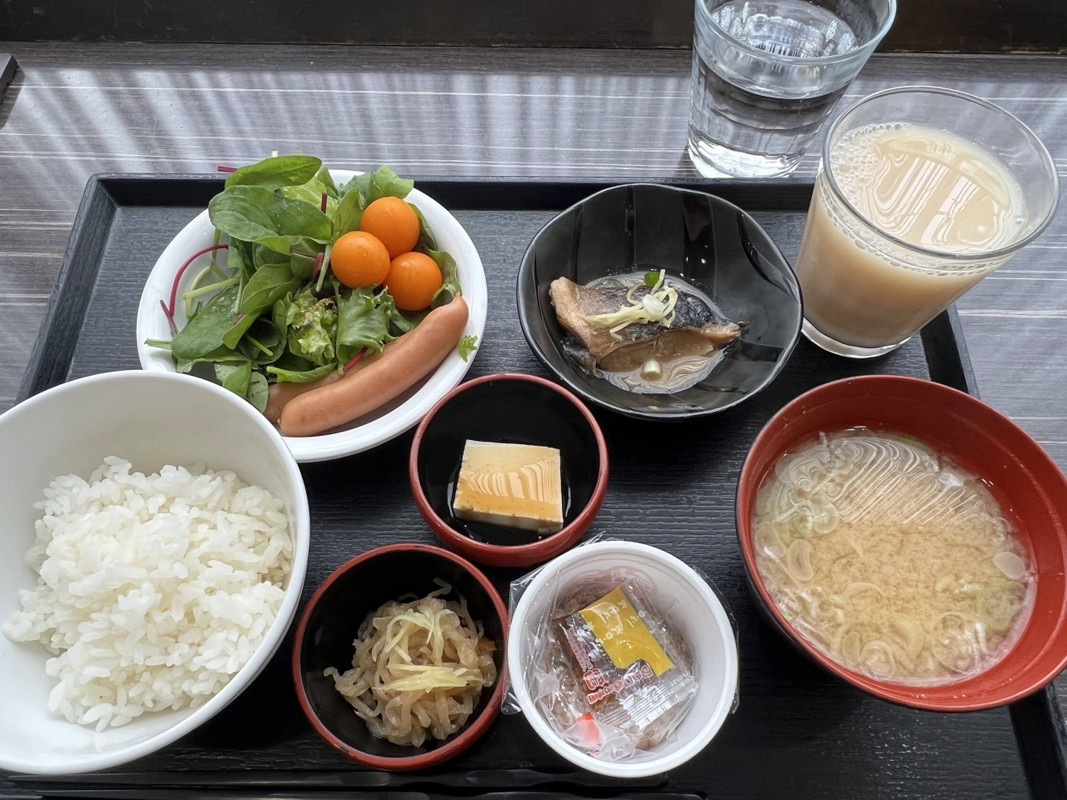 さすがに朝から海鮮丼は食べられぬ…