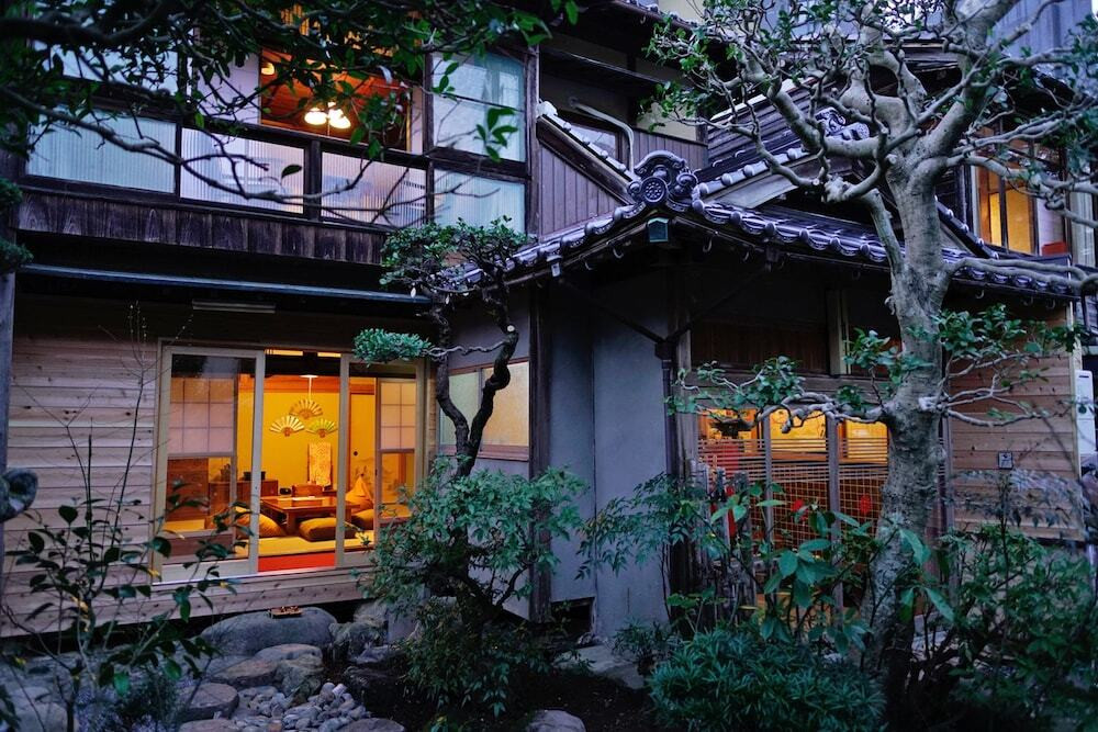 施設の正面 (日没後)